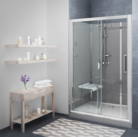 une salle de bain confortable et accessible sans concession sur le design et la décoration